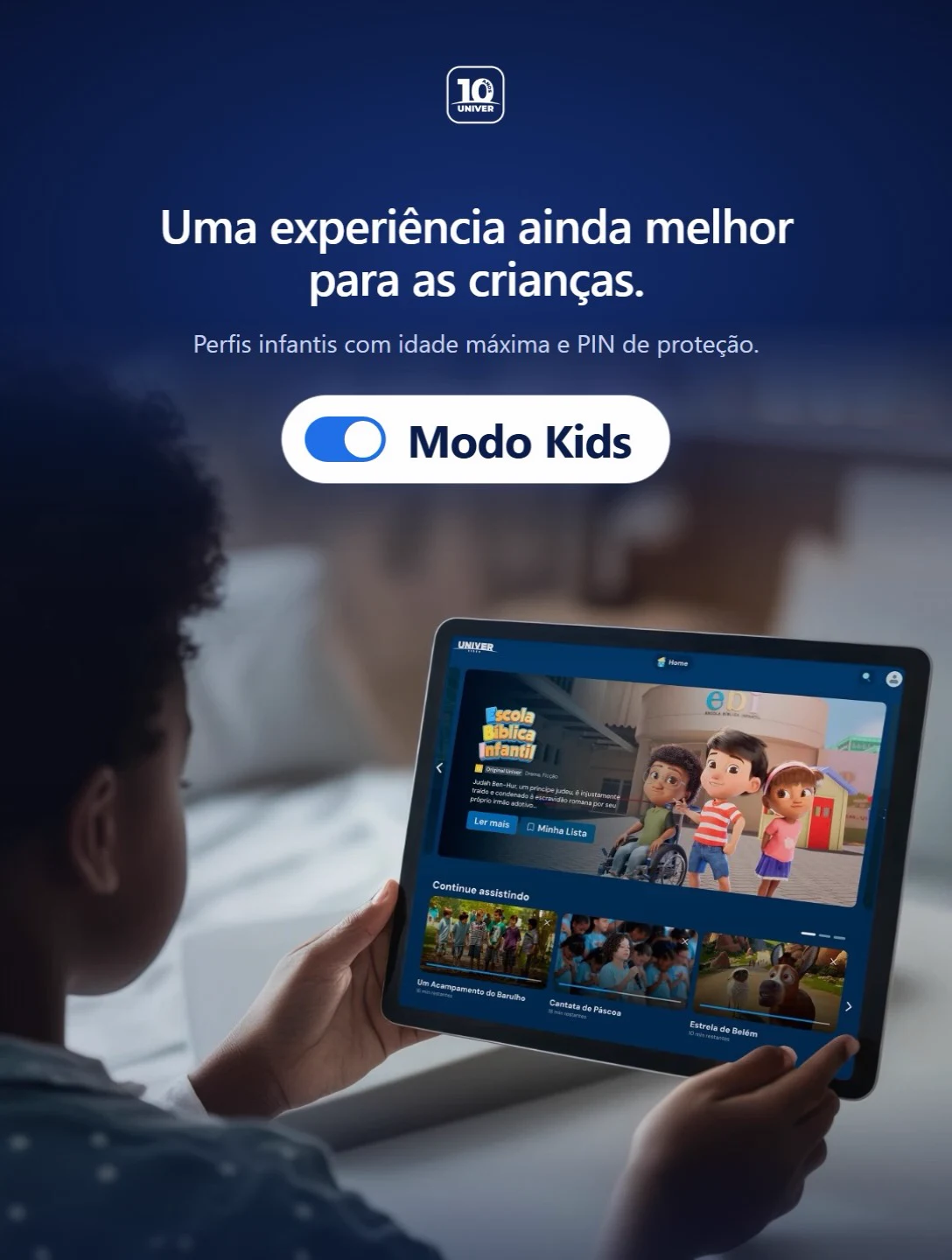 Criança segurando um tablet com a tela inicial do Modo Kids do Univer Vídeo aberta, ao lado do texto "Perfis infantis com idade máxima e PIN de proteção"