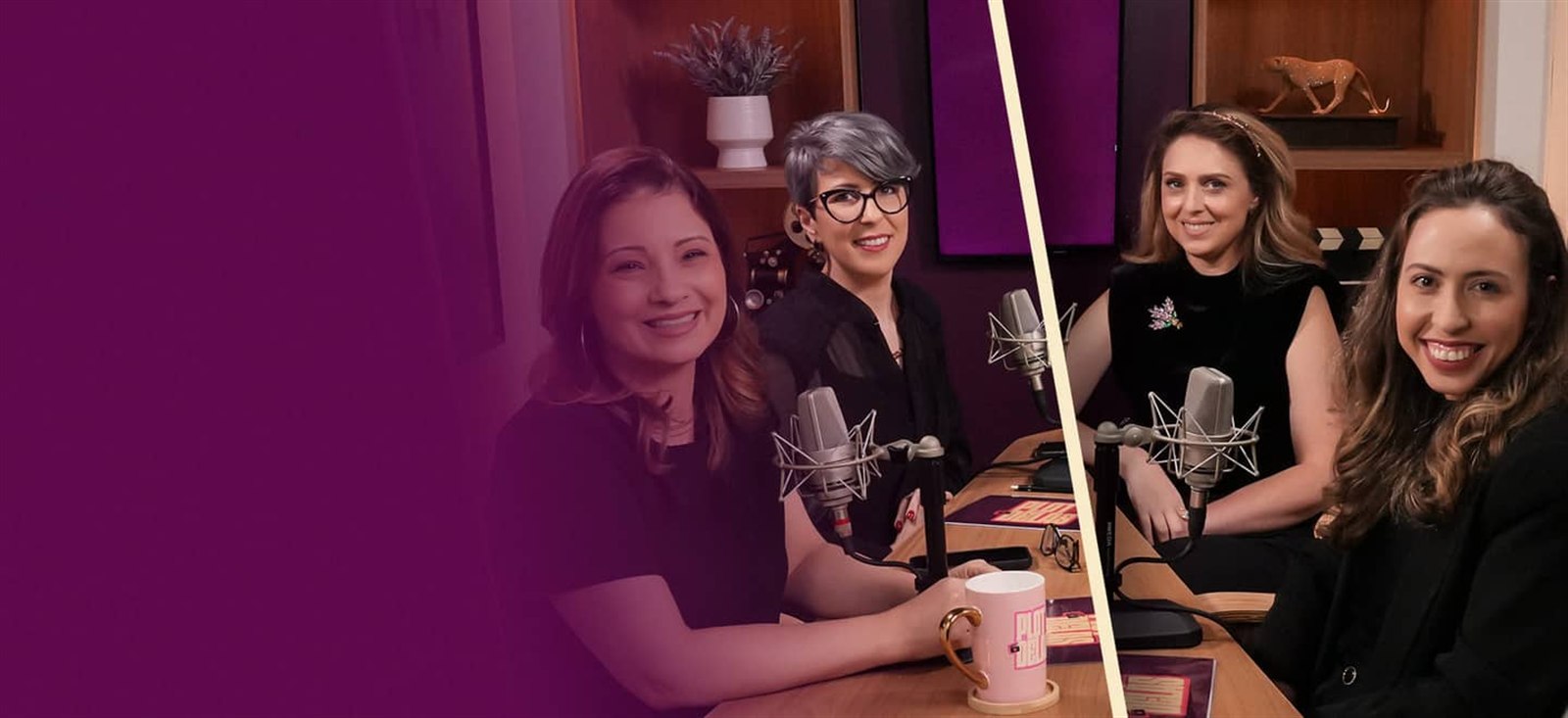 As apresentadoras do Plot Delas sorrindo em volta da mesa do podcast, com microfones e o cenário rosa e roxo do estúdio