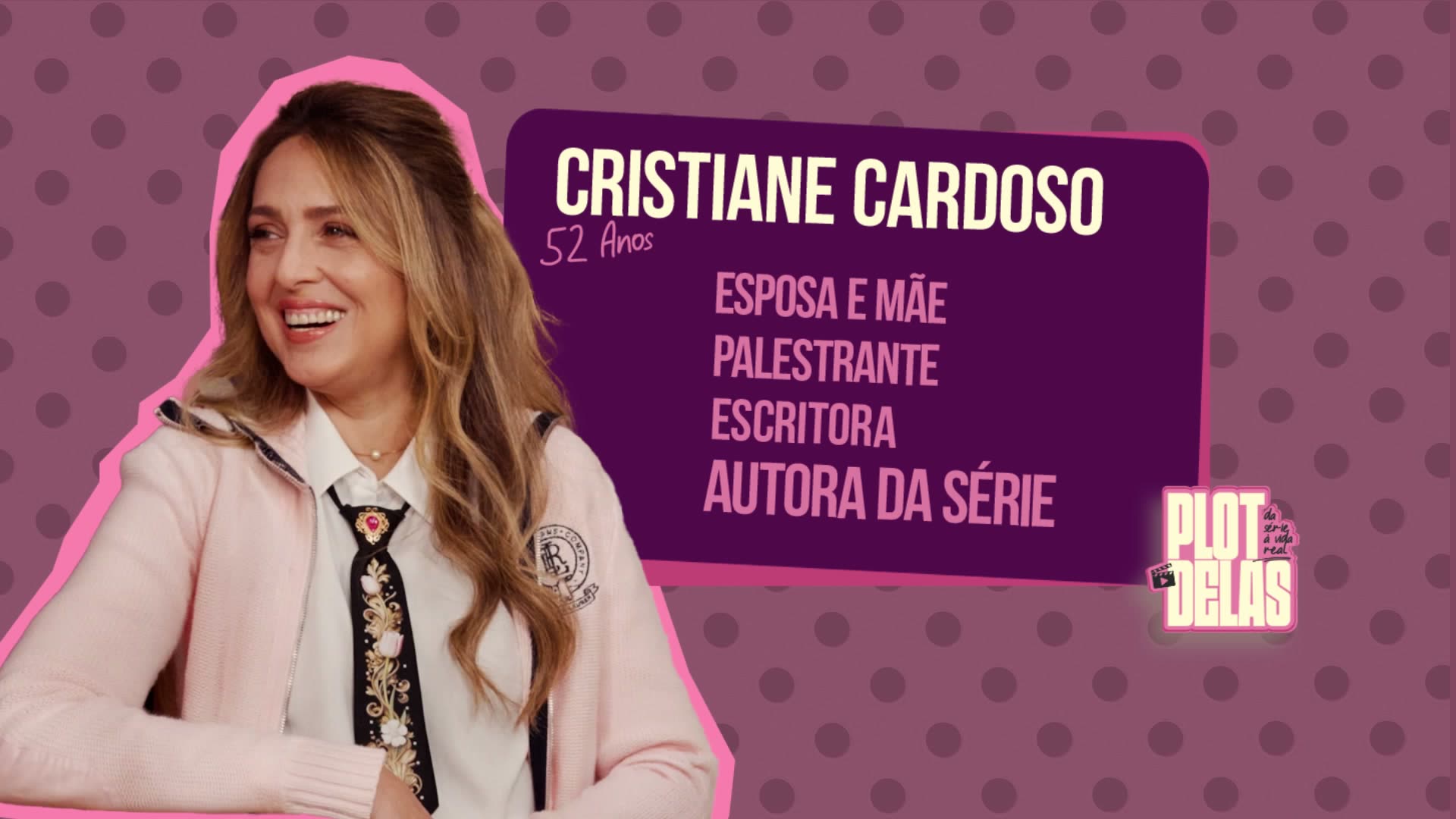 Cristiane Cardoso sorrindo no cartão de apresentação do Plot Delas, que a descreve como esposa e mãe, palestrante, escritora e autora da série