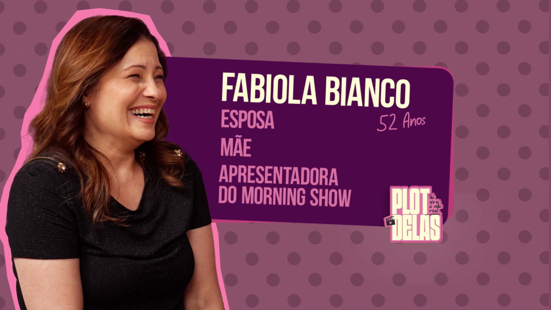Fabíola Bianco sorrindo no cartão de apresentação do Plot Delas, que a descreve como esposa, mãe e apresentadora do Morning Show