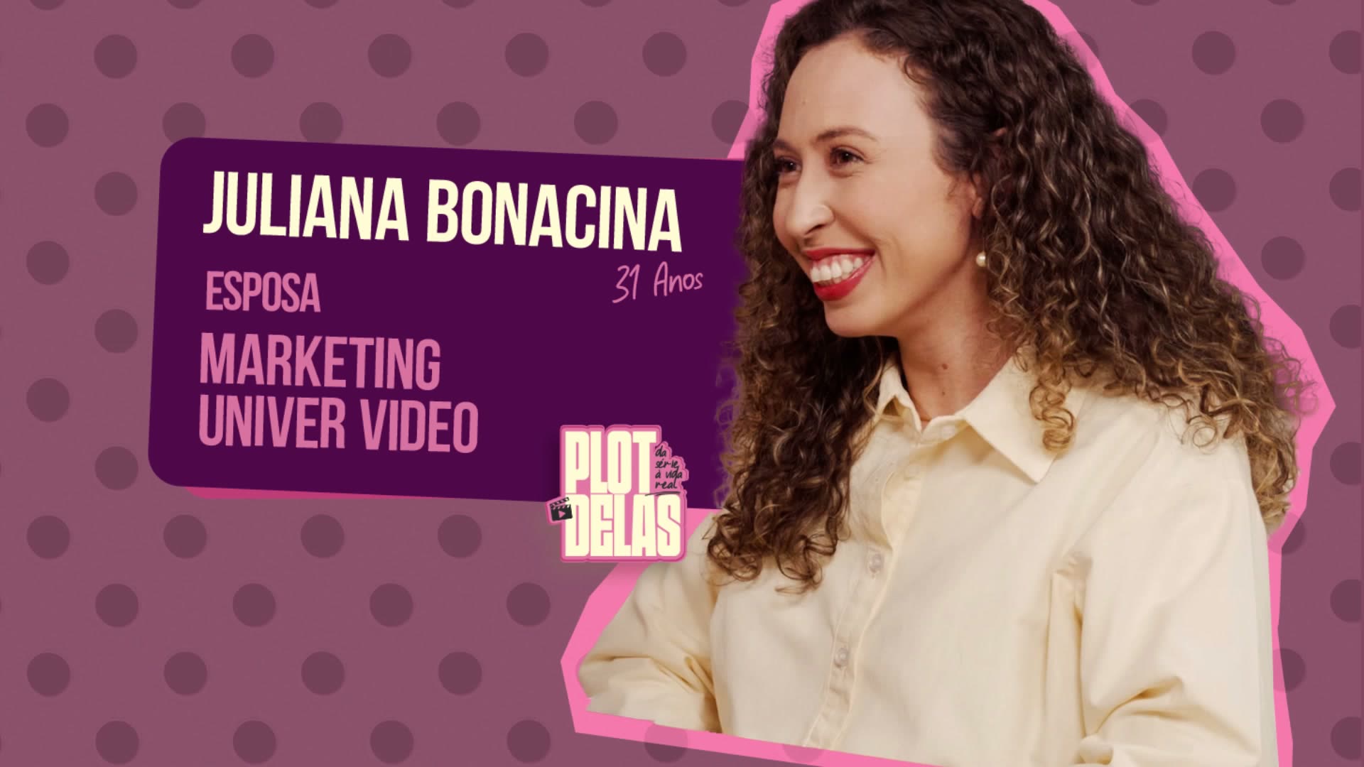 Juliana Bonacina sorrindo no cartão de apresentação do Plot Delas, que a descreve como esposa e integrante do marketing do Univer Vídeo